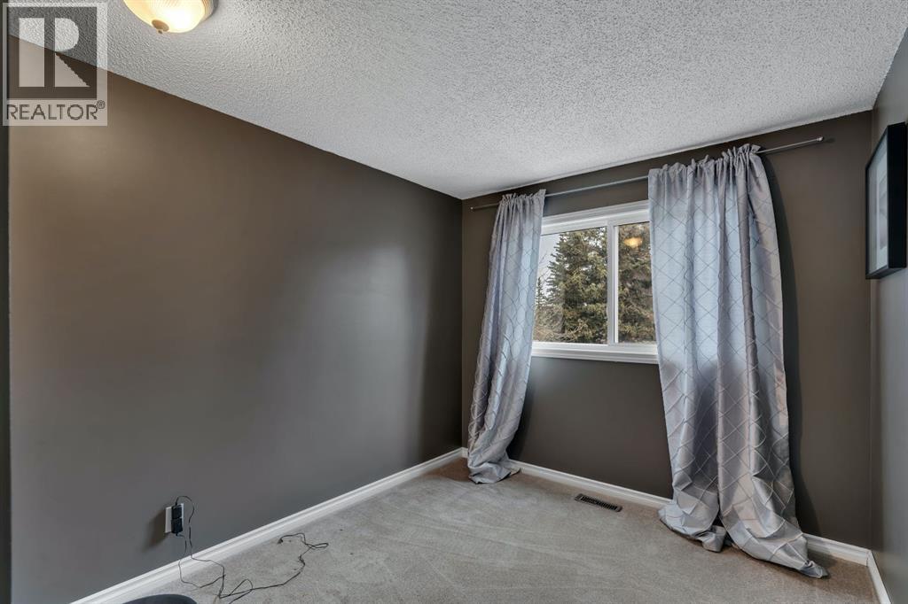 174 Woodmont Terrace SW, Calgary, Alberta T2W 4Z4 - Photo 12 - A2338075