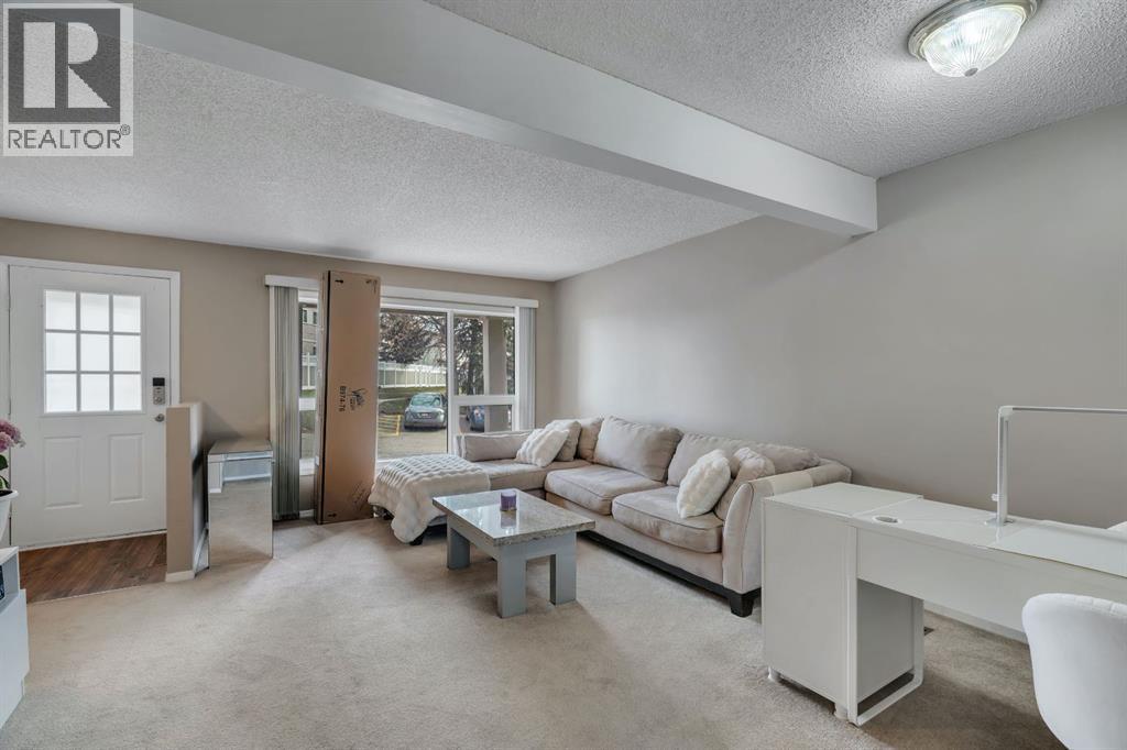 174 Woodmont Terrace SW, Calgary, Alberta T2W 4Z4 - Photo 8 - A2338075