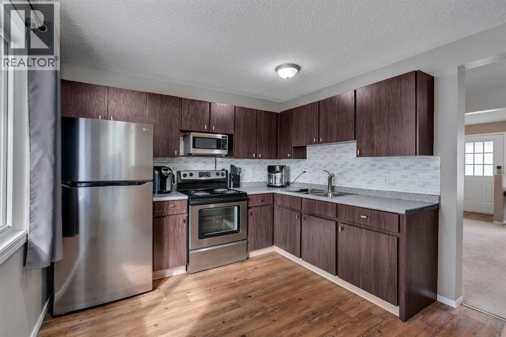 174 Woodmont Terrace SW, Calgary, Alberta T2W 4Z4 - Photo 6 - A2338075