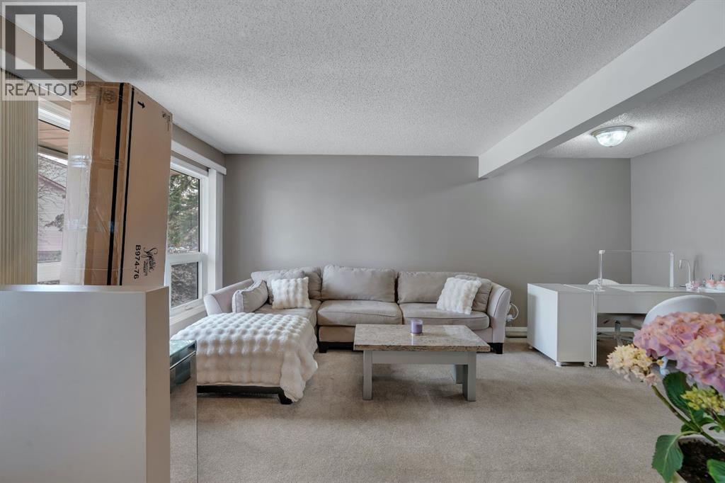 174 Woodmont Terrace SW, Calgary, Alberta T2W 4Z4 - Photo 4 - A2338075