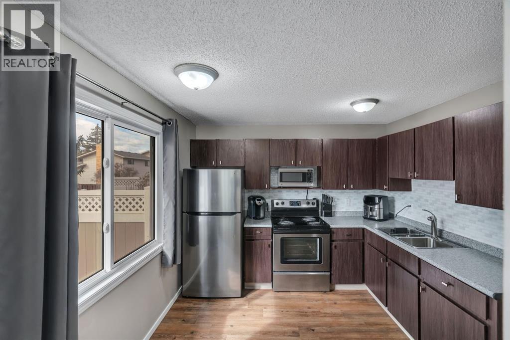 174 Woodmont Terrace SW, Calgary, Alberta T2W 4Z4 - Photo 5 - A2338075