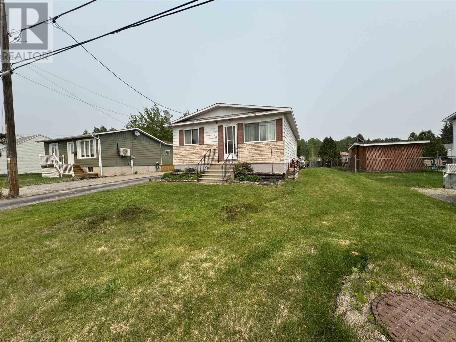 38 Richard St, Chapleau, Ontario  P0M 1K0 - Photo 2 - SM260953