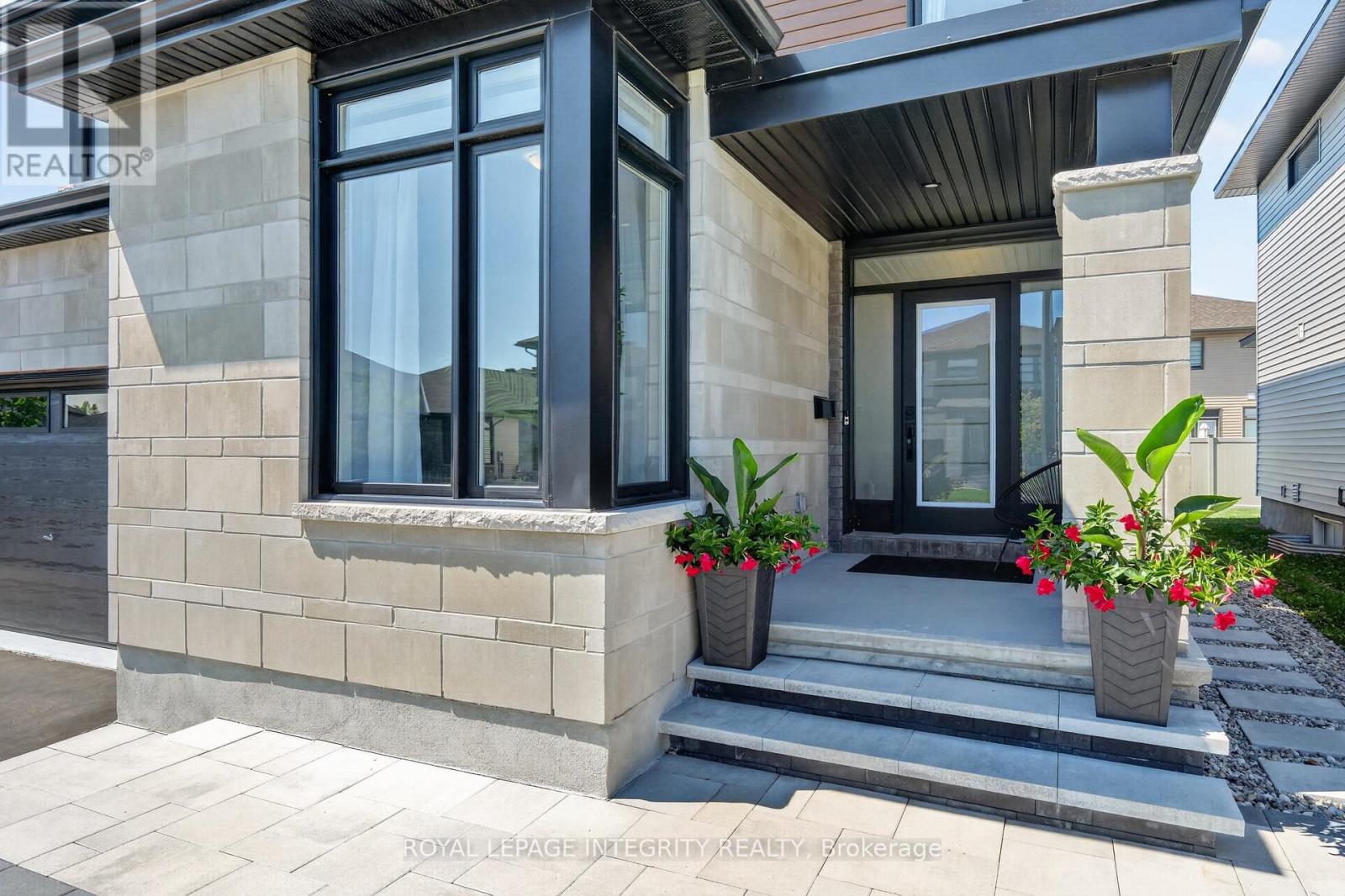 643 Gendarme Circle, Ottawa, Ontario K1W 0R5 - Photo 3 - X13688994