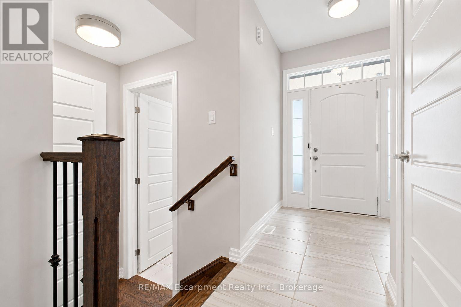 143 Threshing Mill Boulevard, Oakville, Ontario  L6H 0V5 - Photo 5 - W13689008