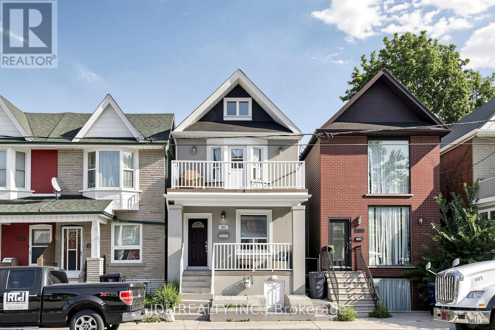 <div class="slider-price">$1,198,000</div><p>831 Pape Avenue, Toronto, Ontario</p>
