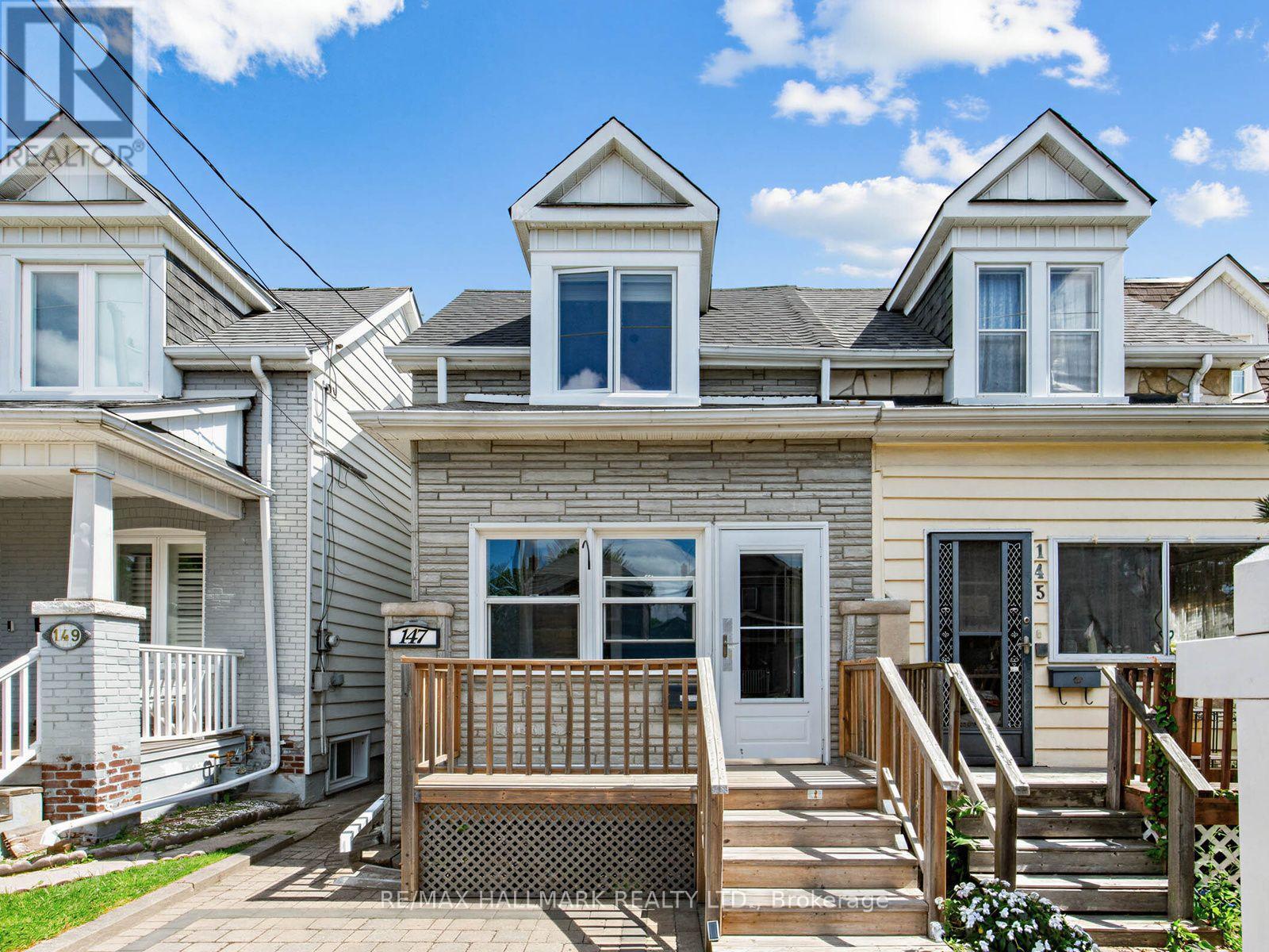 <div class="slider-price">$799,900</div><p>147 Chisholm Avenue, Toronto, Ontario</p>