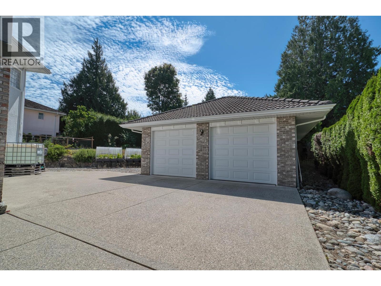 6453 N Gale Avenue, Sechelt, British Columbia  V7Z 0L1 - Photo 2 - R3156883