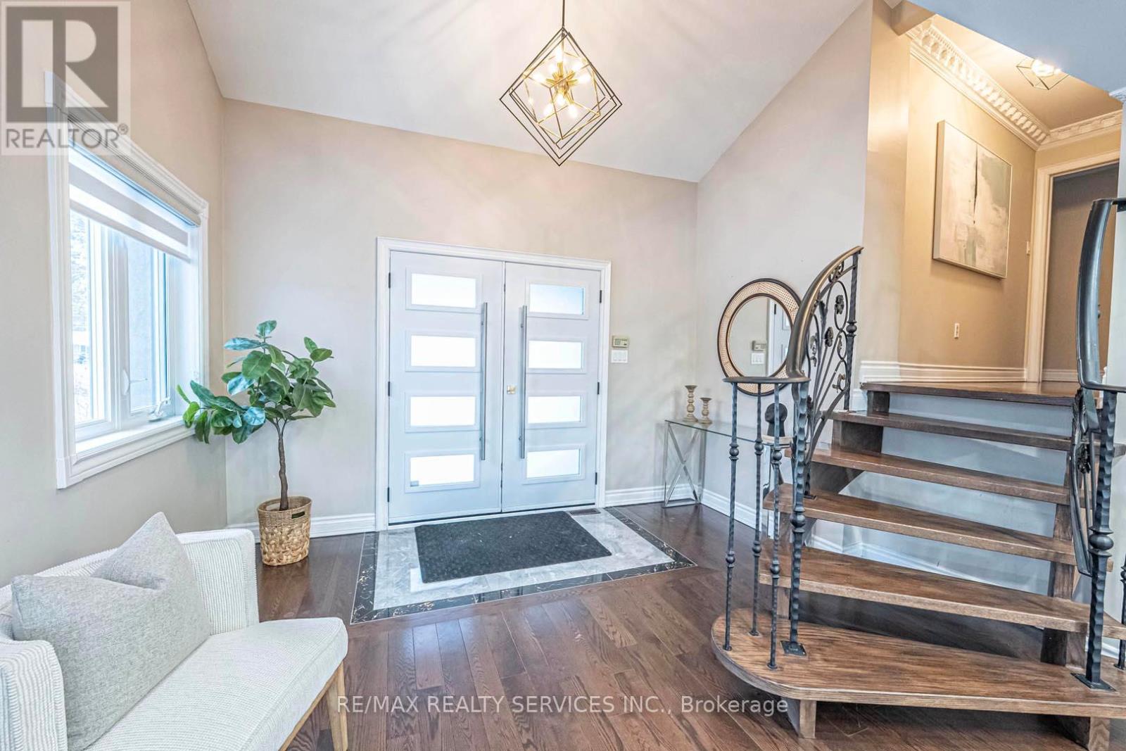247 Sand Road, East Gwillimbury, Ontario  L9N 1K1 - Photo 3 - N13685262