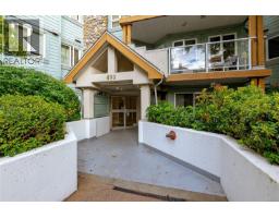 102 490 Marsett Pl, Saanich, British Columbia