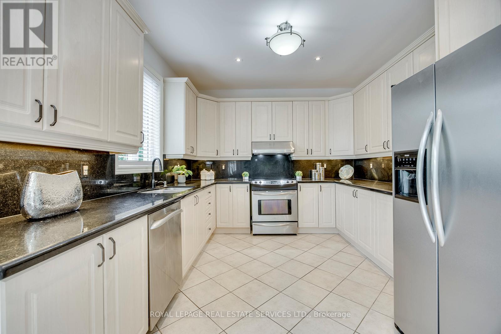 2249 Glazebrook Circle, Oakville, Ontario  L6M 5B5 - Photo 21 - W13686470