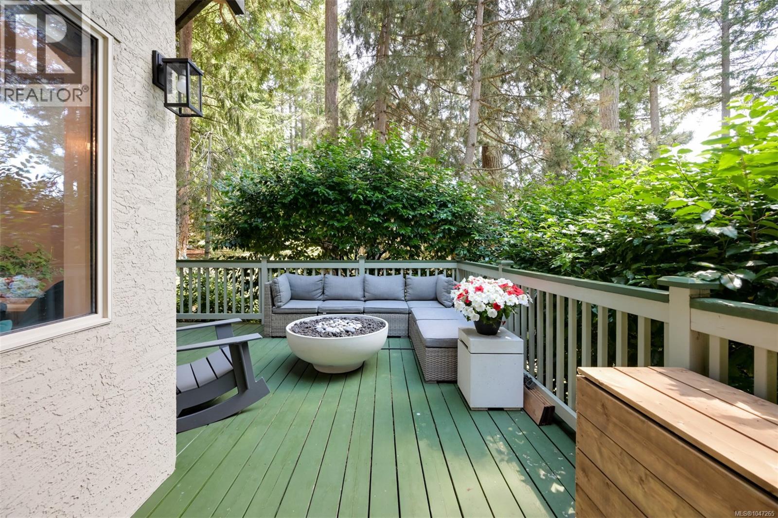 978 Fir Tree Glen, Saanich, British Columbia  V8X 5B7 - Photo 12 - 1047265