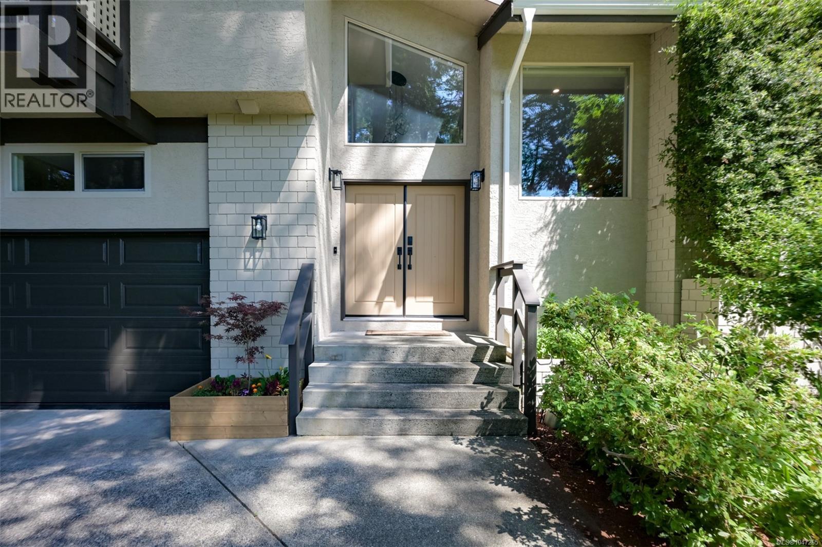 978 Fir Tree Glen, Saanich, British Columbia  V8X 5B7 - Photo 3 - 1047265