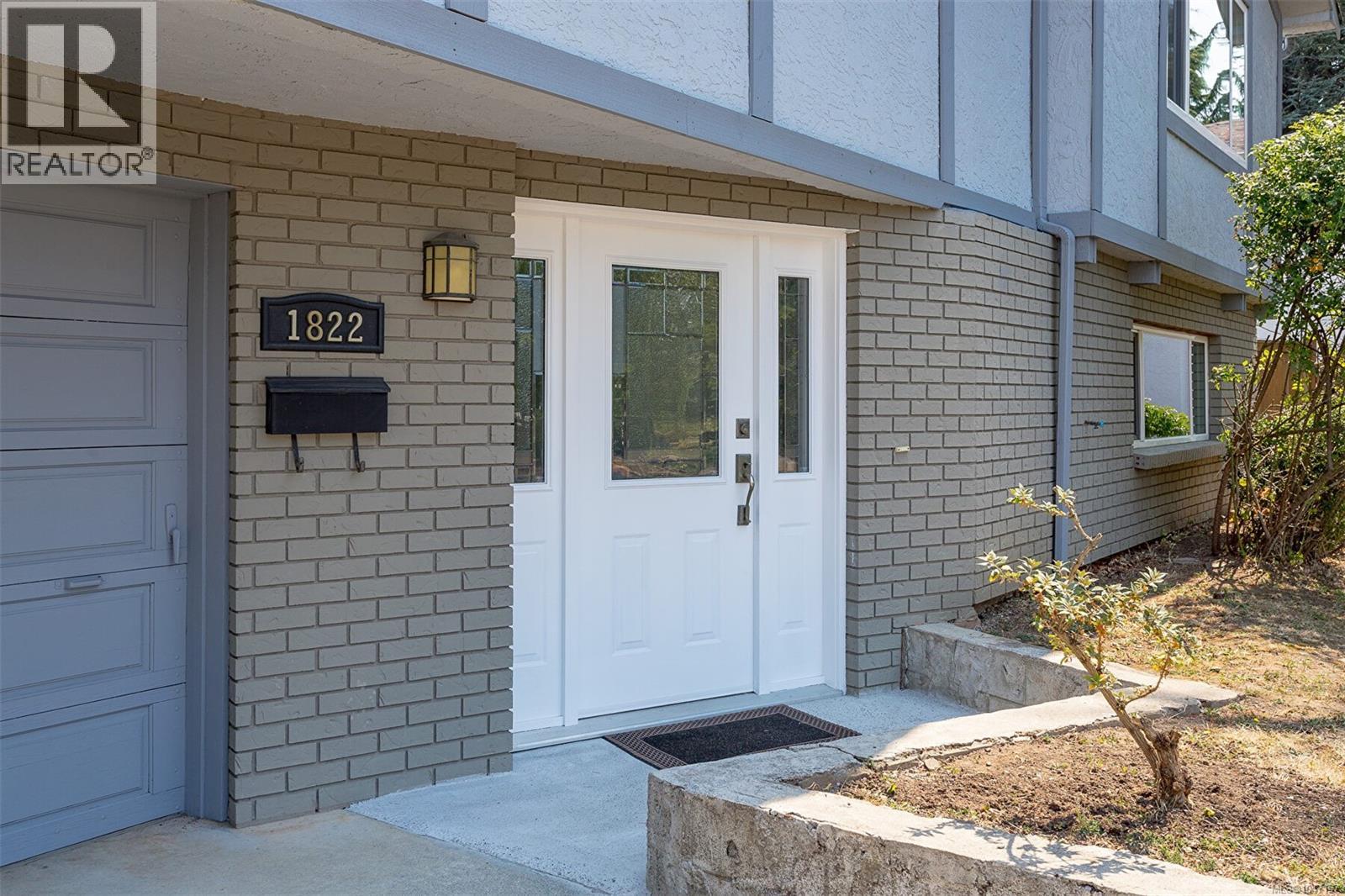 1822 Fairhurst Ave, Saanich, British Columbia  V8N 1P4 - Photo 3 - 1047157