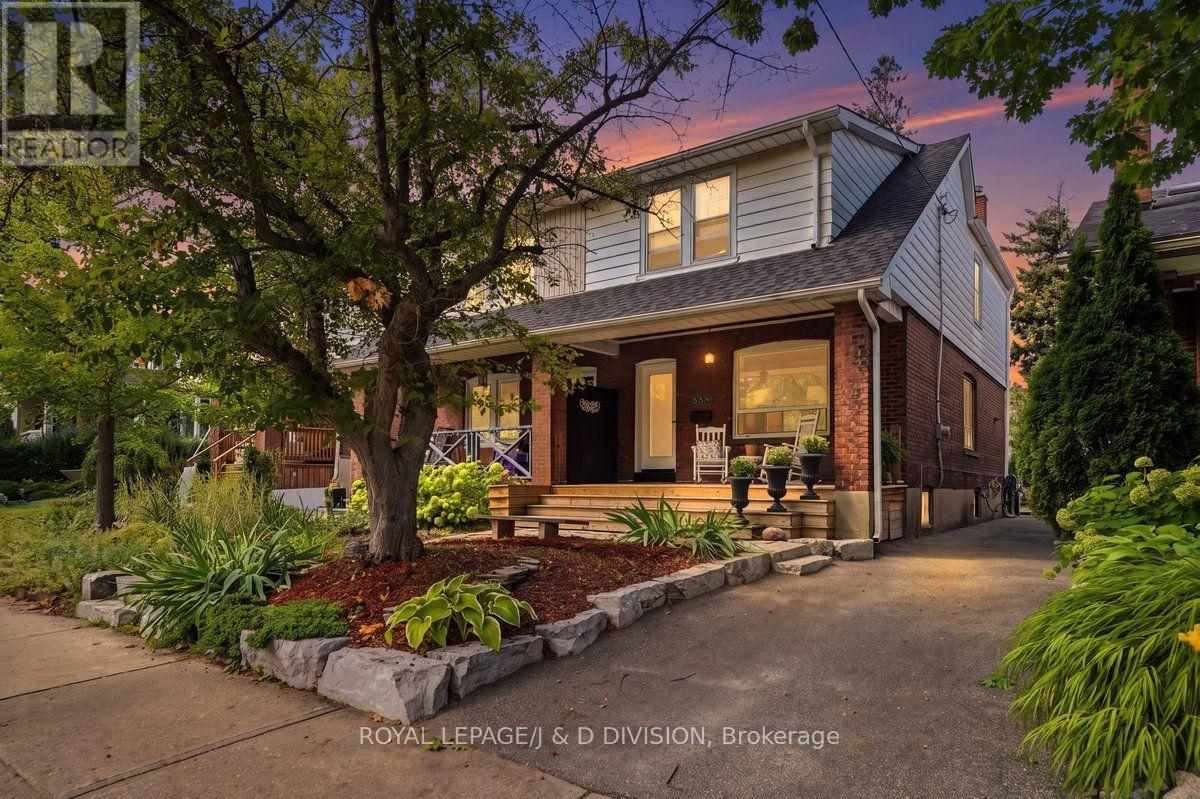 <div class="slider-price">$1,435,000</div><p>634 Millwood Road, Toronto, Ontario</p>