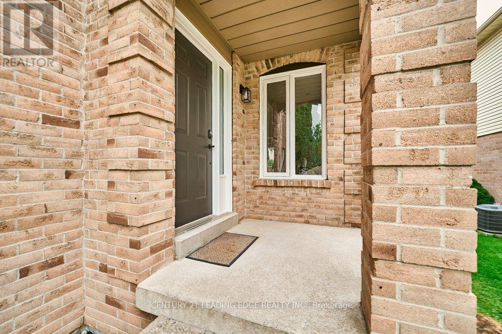 137 Timber Mill Avenue, Whitby, Ontario  L1R 2H3 - Photo 7 - E13689180