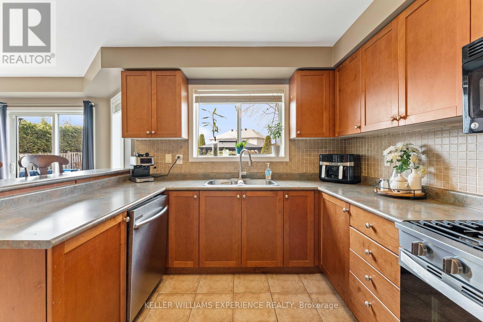 39 Stonemount Crescent, Essa, Ontario  L3W 0C5 - Photo 11 - N13689136