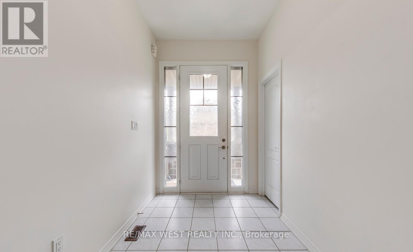 286 Danny Wheeler Boulevard, Georgina, Ontario  L4P 0J9 - Photo 3 - N13689254