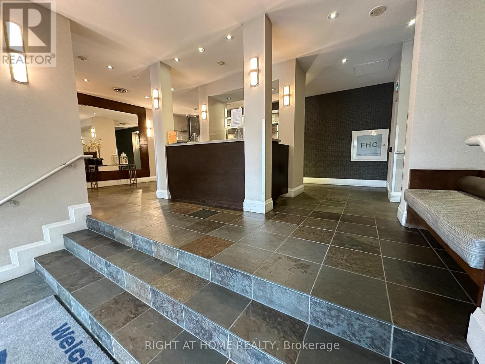 702 - 2088 Lawrence Avenue W, Toronto, Ontario  M9N 3Z9 - Photo 2 - W13413558