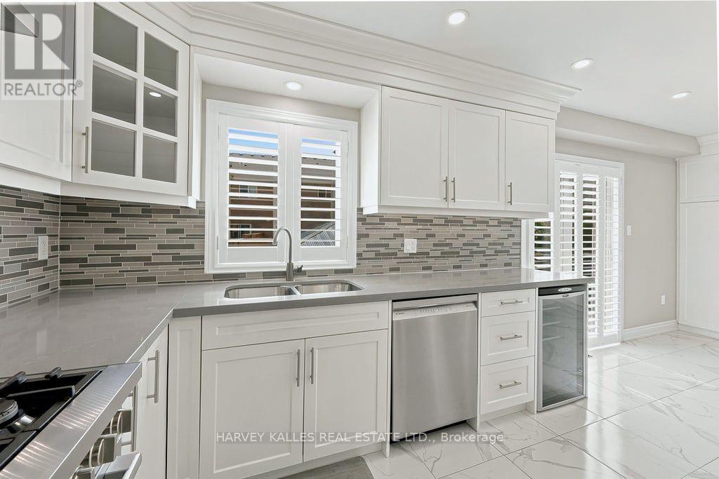 2033 Redstone Crescent, Oakville, Ontario  L6M 5B2 - Photo 13 - W13689230