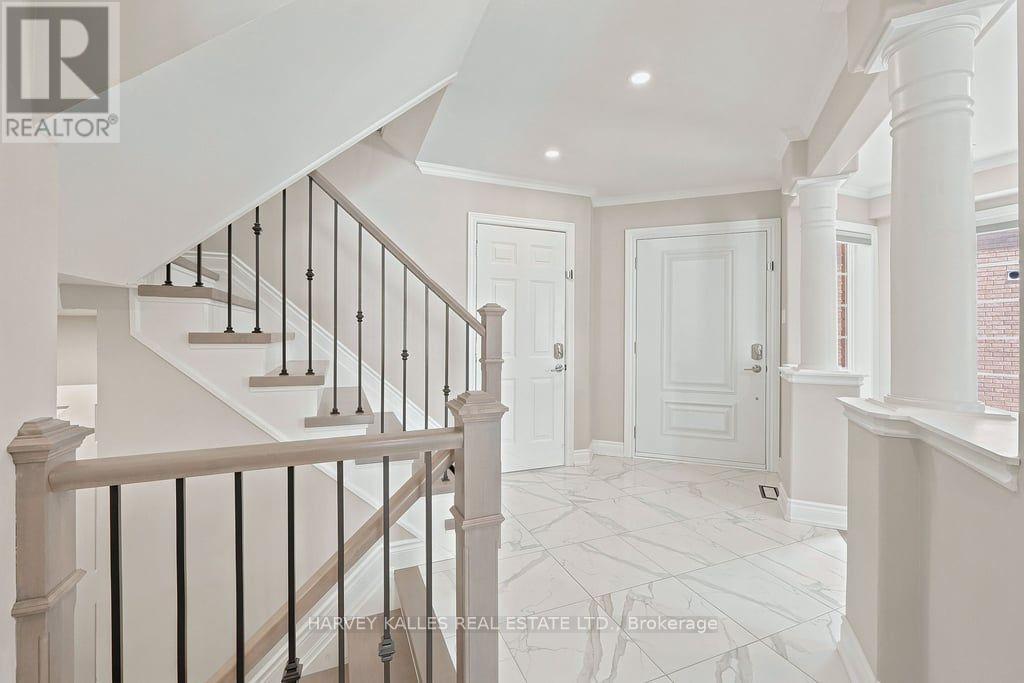 2033 Redstone Crescent, Oakville, Ontario  L6M 5B2 - Photo 4 - W13689230