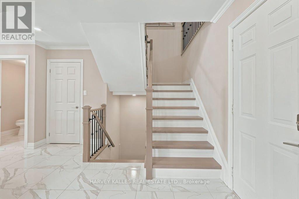 2033 Redstone Crescent, Oakville, Ontario  L6M 5B2 - Photo 5 - W13689230