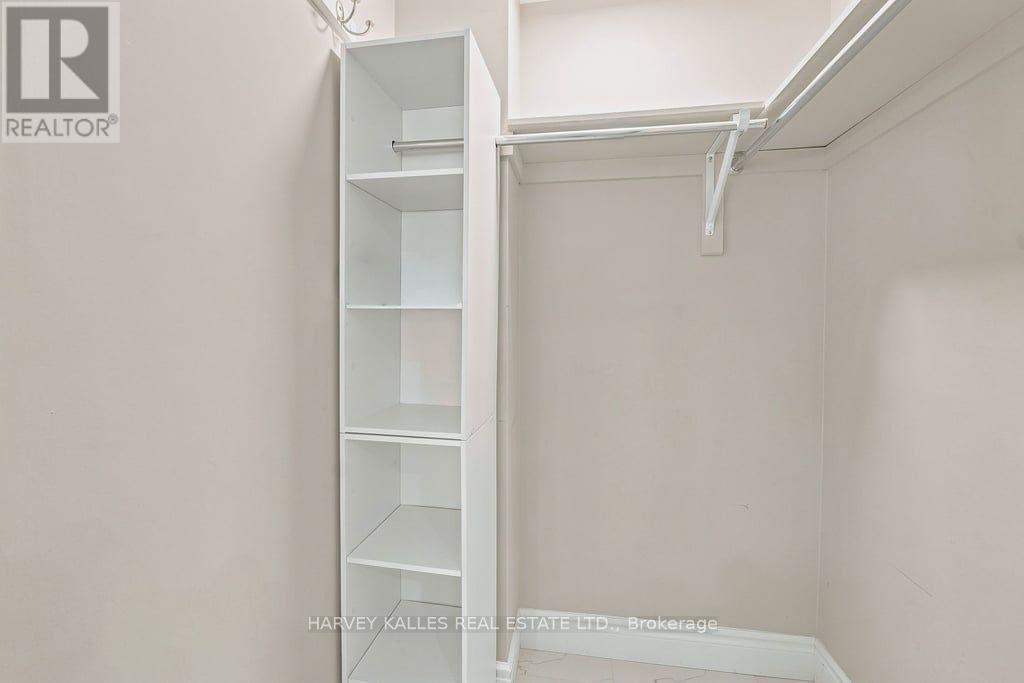 2033 Redstone Crescent, Oakville, Ontario  L6M 5B2 - Photo 6 - W13689230