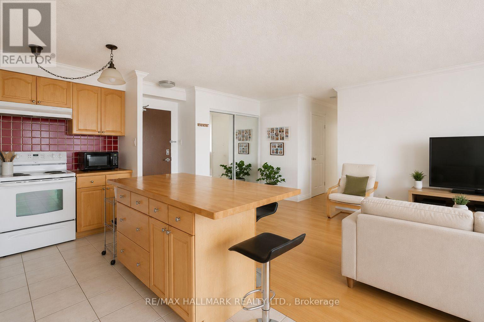1103 - 135 Marlee Avenue, Toronto, Ontario  M6B 4C6 - Photo 5 - W13689234