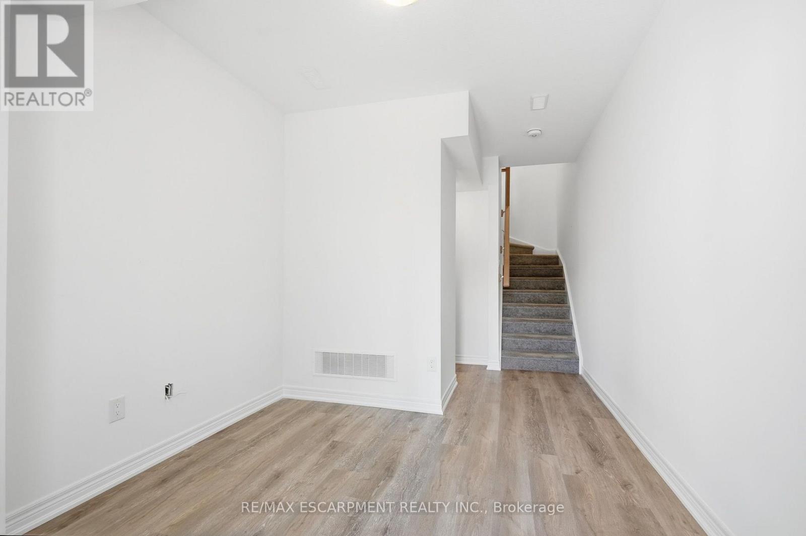 119 - 19 Roxanne Drive, Hamilton, Ontario  L8H 0B6 - Photo 4 - X13689348