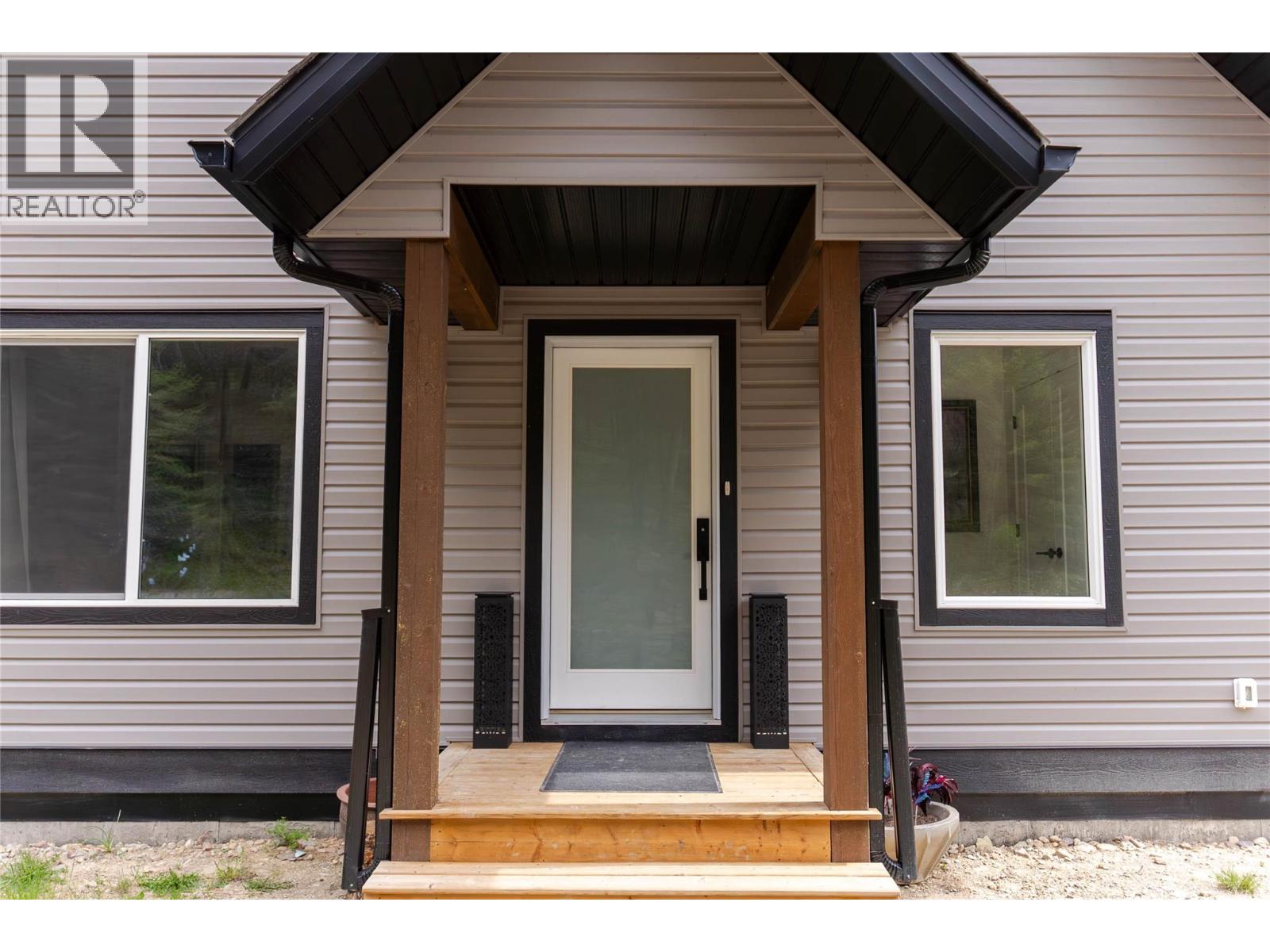 4165 93 Highway, Grasmere, British Columbia  V0B 1R0 - Photo 5 - 10398125
