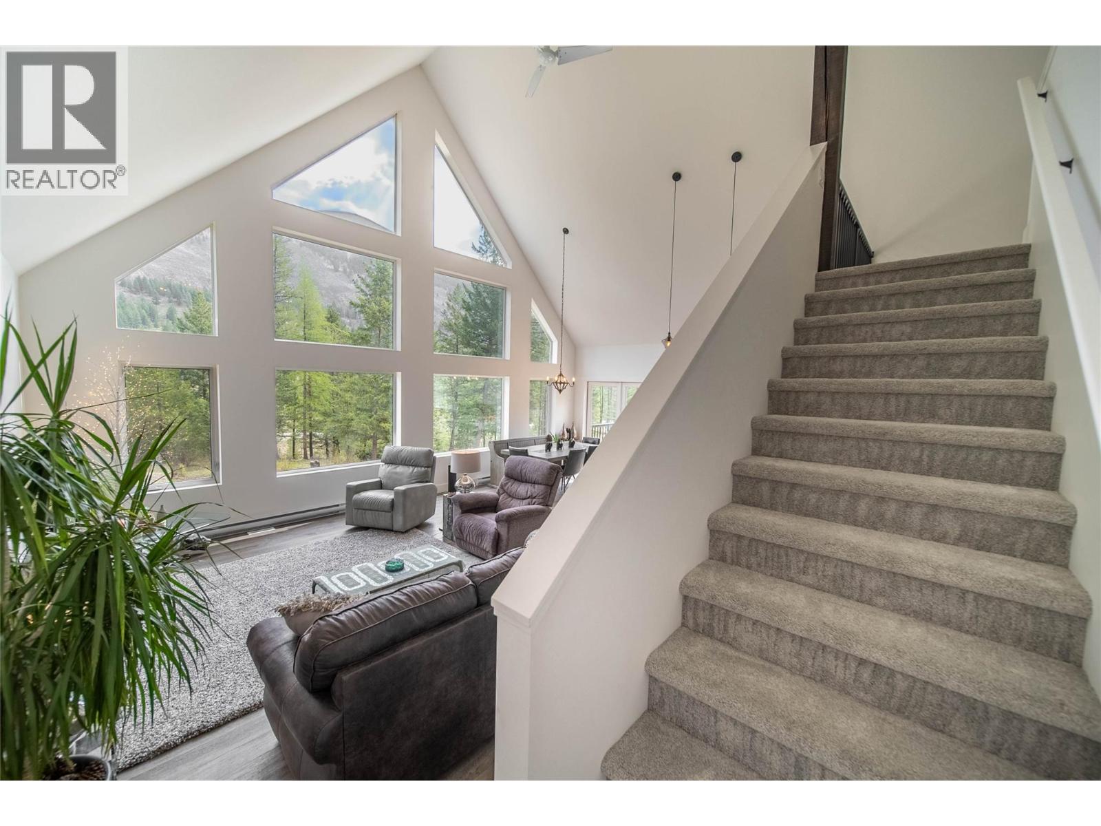 4165 93 Highway, Grasmere, British Columbia  V0B 1R0 - Photo 35 - 10398125