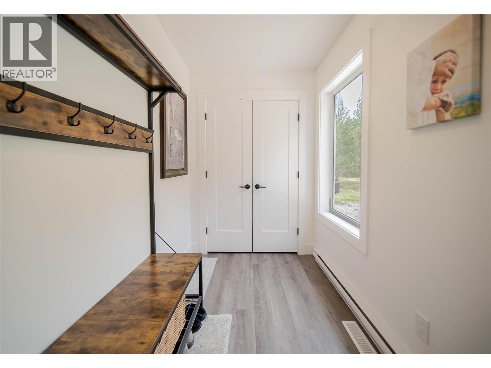 4165 93 Highway, Grasmere, British Columbia  V0B 1R0 - Photo 8 - 10398125