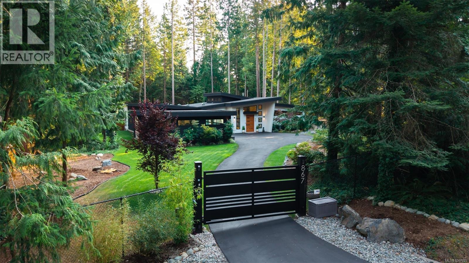 867 Bradley Dyne Rd, North Saanich, British Columbia  V8L 5H1 - Photo 2 - 1047055