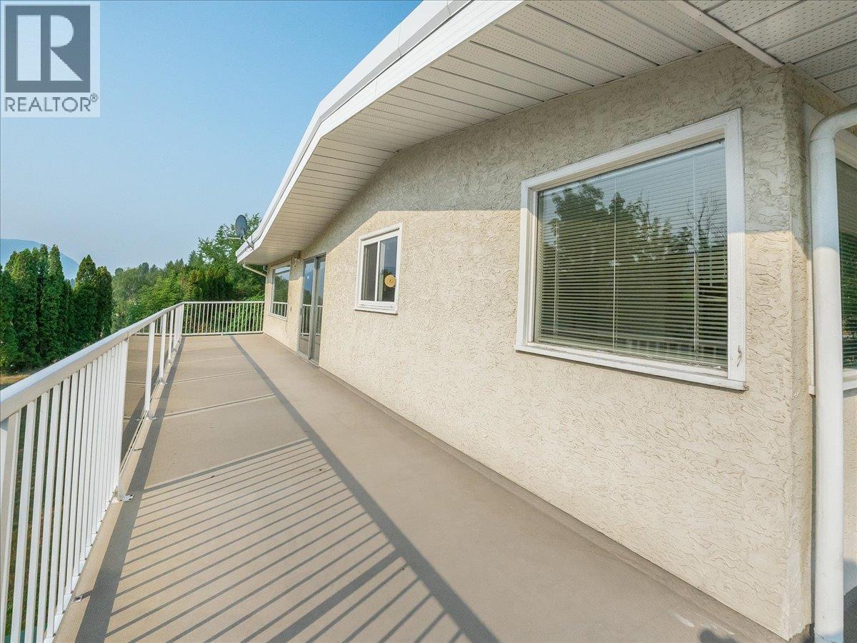 3613 9th Avenue, Castlegar, British Columbia  V1N 2Z6 - Photo 7 - 10398068
