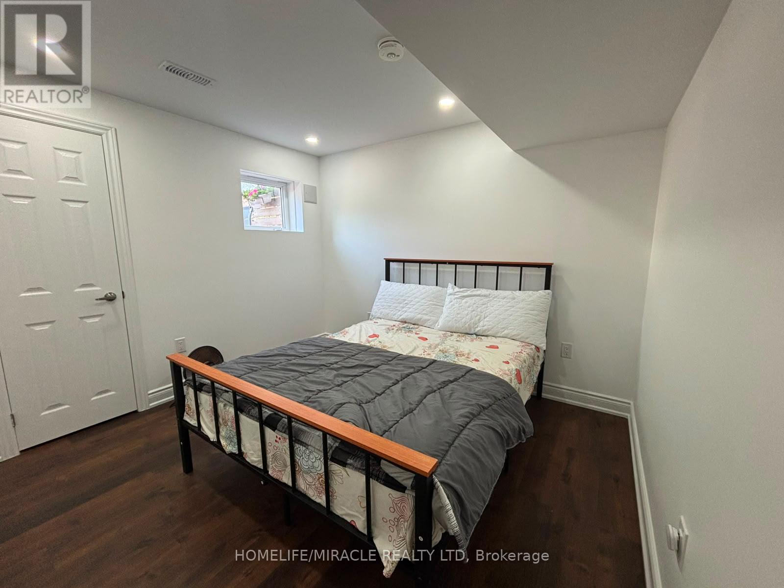 28 Meadowglen Boulevard, Halton Hills, Ontario L7G 0B7 - Photo 4 - W13557680