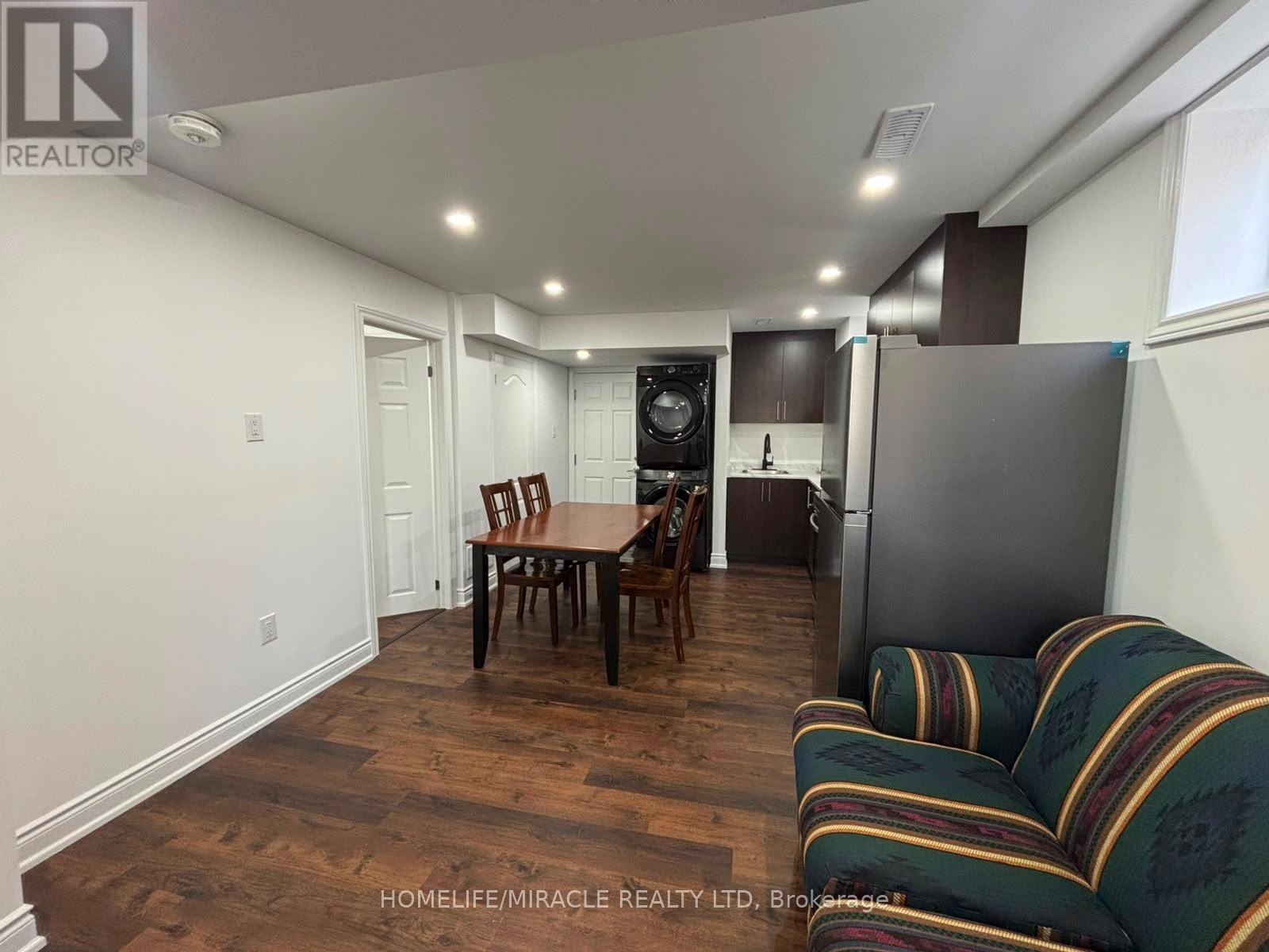 28 Meadowglen Boulevard, Halton Hills, Ontario L7G 0B7 - Photo 3 - W13557680