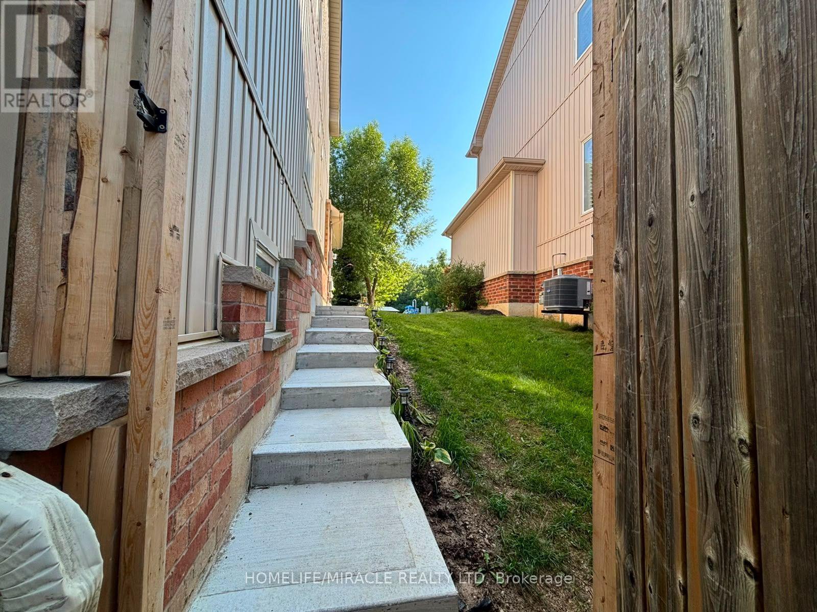 28 Meadowglen Boulevard, Halton Hills, Ontario L7G 0B7 - Photo 7 - W13557680