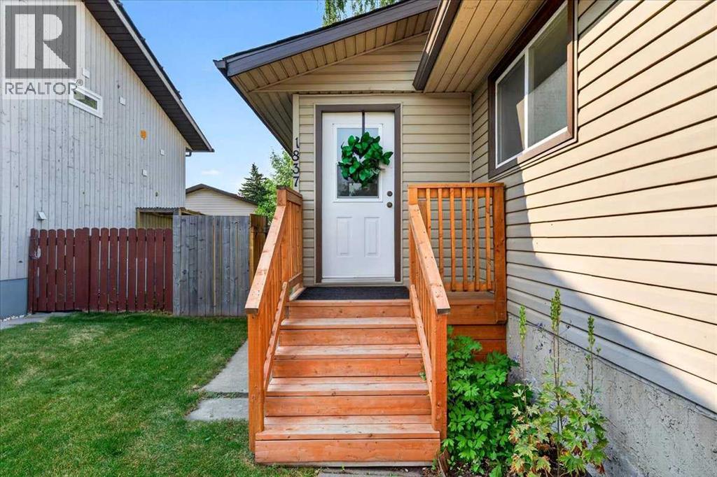 1837 Meadowbrook Drive SE, Airdrie, Alberta T4A 1V5 - Photo 5 - A2336263