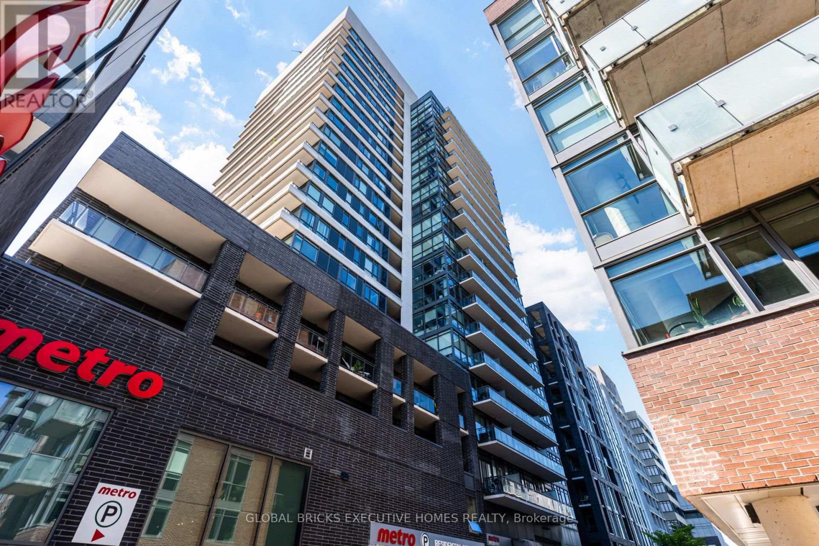 <div class="slider-price">$679,000</div><p>20 Minowan Miikan Lane, Toronto, Ontario</p>