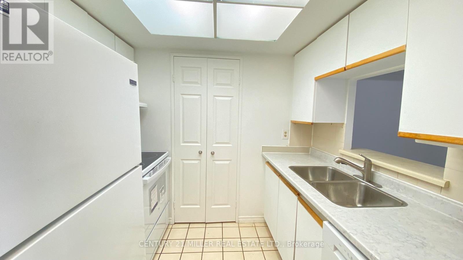 1702 - 285 Enfield Place, Mississauga (City Centre), Ontario  L5B 3Y6 - Photo 6 - W13689508