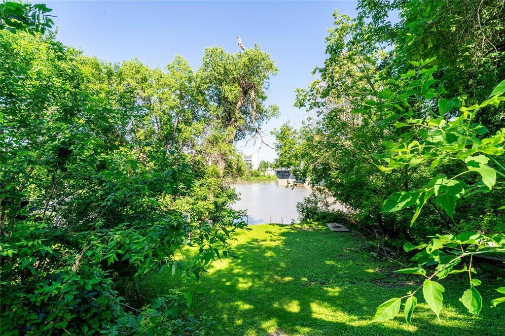 158 Glenwood Crescent Winnipeg Manitoba Canada R2L1J6 3