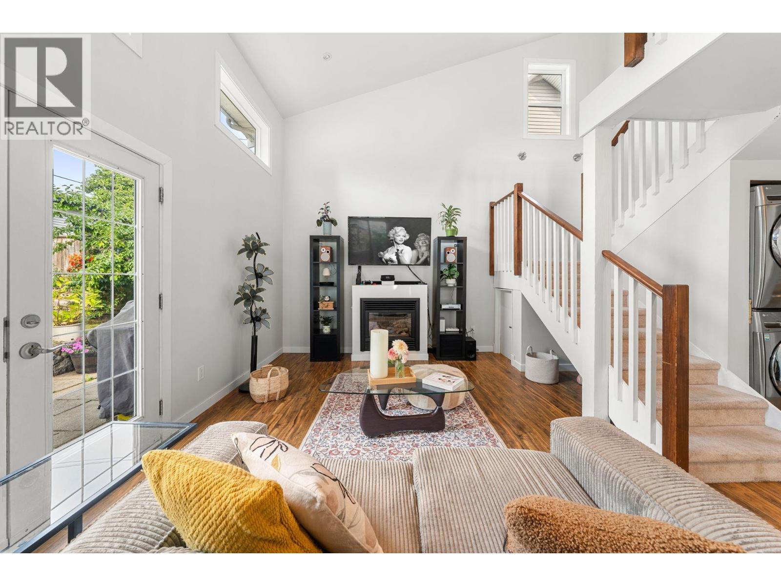 462 E 4th Street, North Vancouver, British Columbia  V7L 1J5 - Photo 2 - R3156856