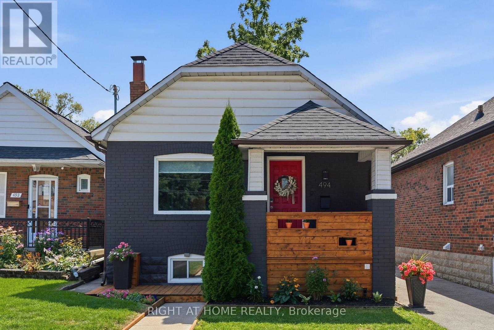 <div class="slider-price">$1,139,000</div><p>494 Donlands Avenue, Toronto, Ontario</p>