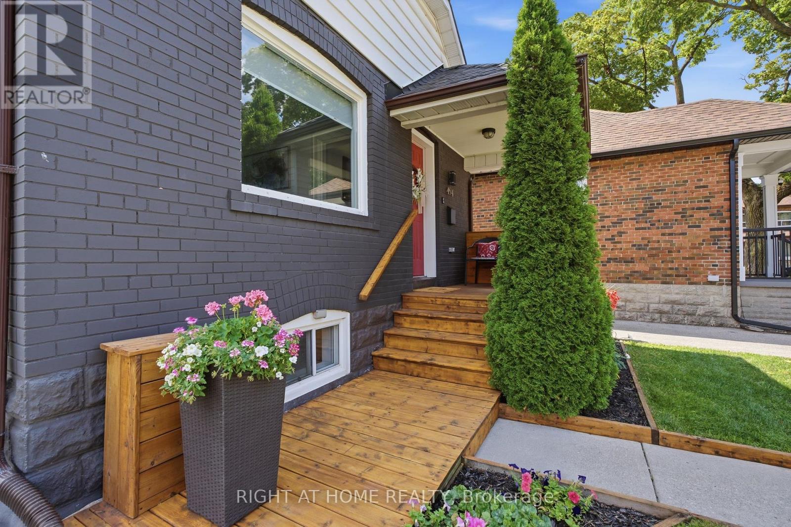 494 Donlands Avenue, Toronto, Ontario M4J 3S6 - Photo 4 - E13689546