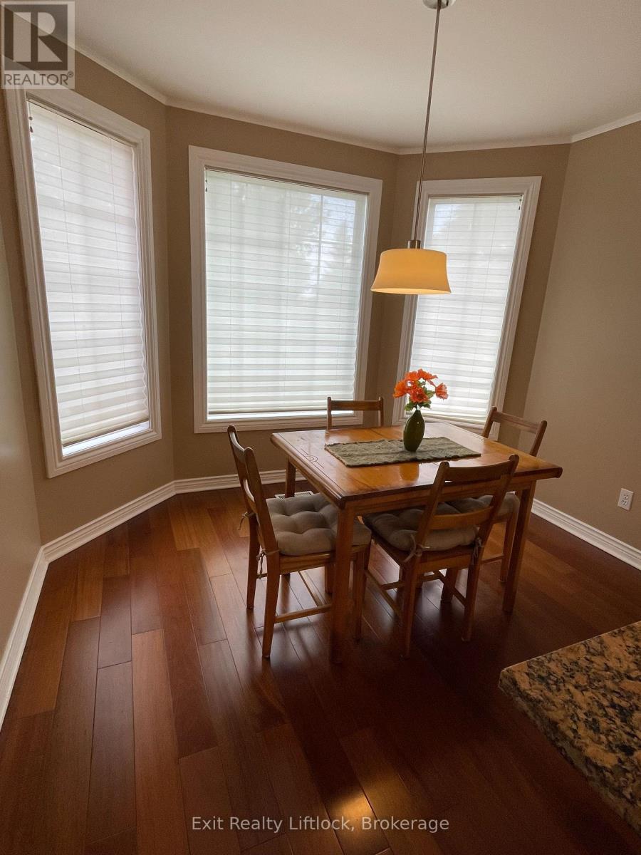 2522 Marsdale Drive, Peterborough, Ontario  K9L 1R4 - Photo 5 - X13608374