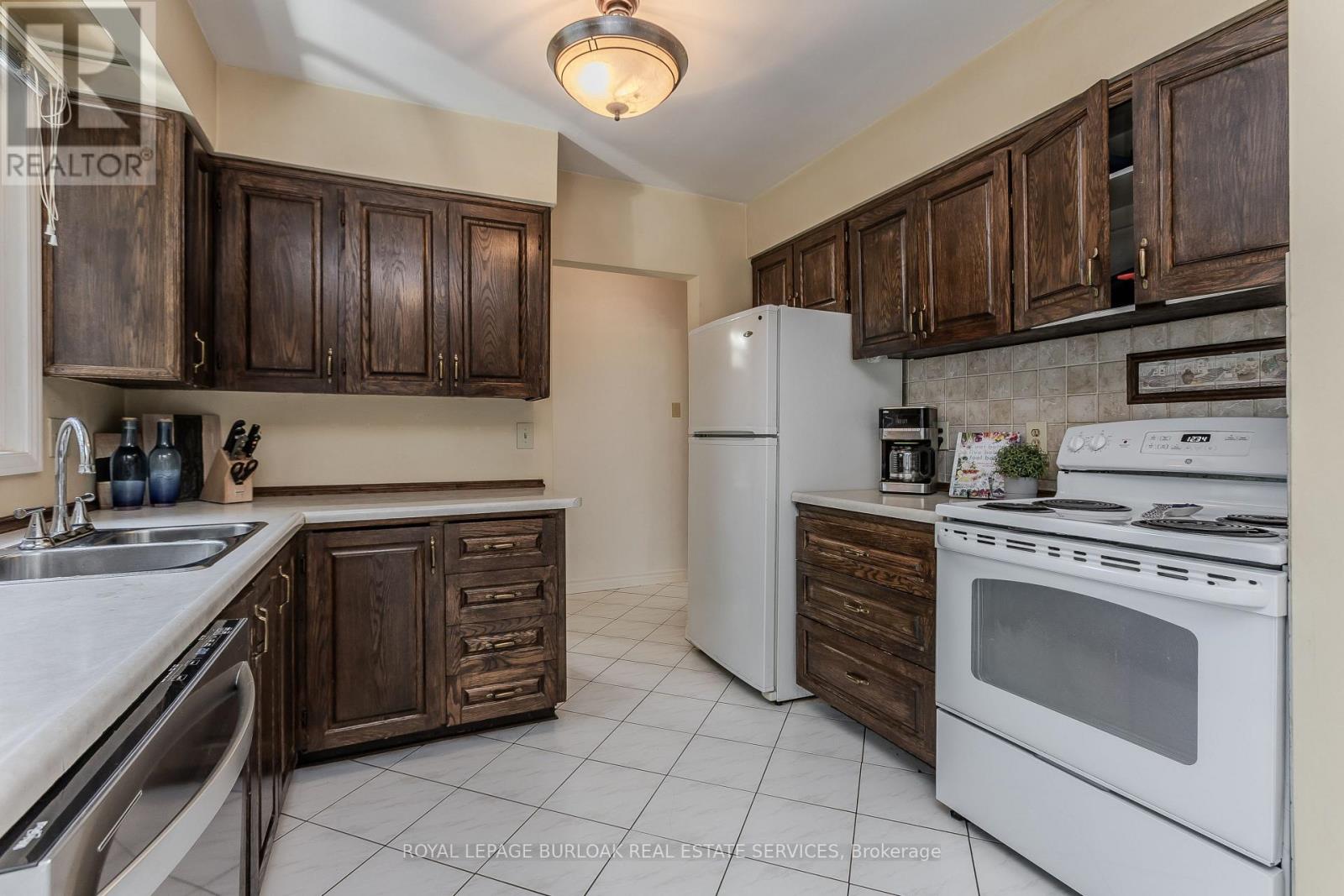 274 Belvenia Road, Burlington (Shoreacres), Ontario  L7L 2G4 - Photo 12 - W13689532
