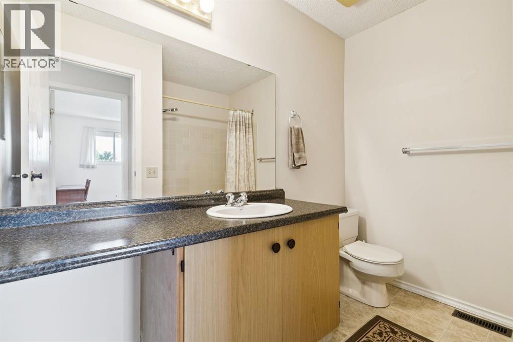 33 Woodhill Court SW, Calgary, Alberta  T2W 3P1 - Photo 17 - A2338153