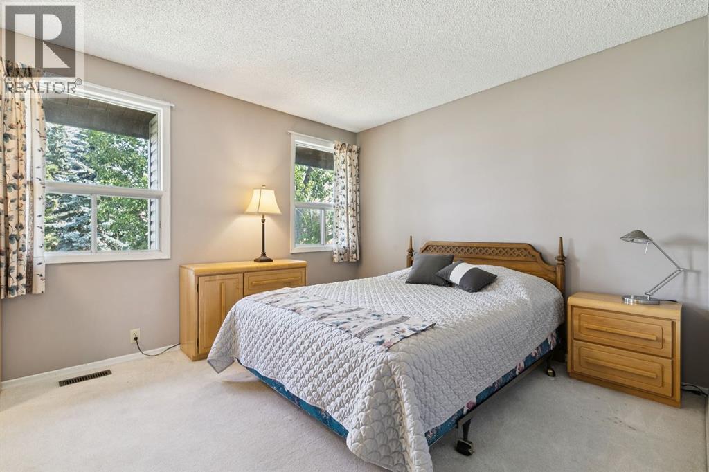 33 Woodhill Court SW, Calgary, Alberta  T2W 3P1 - Photo 18 - A2338153
