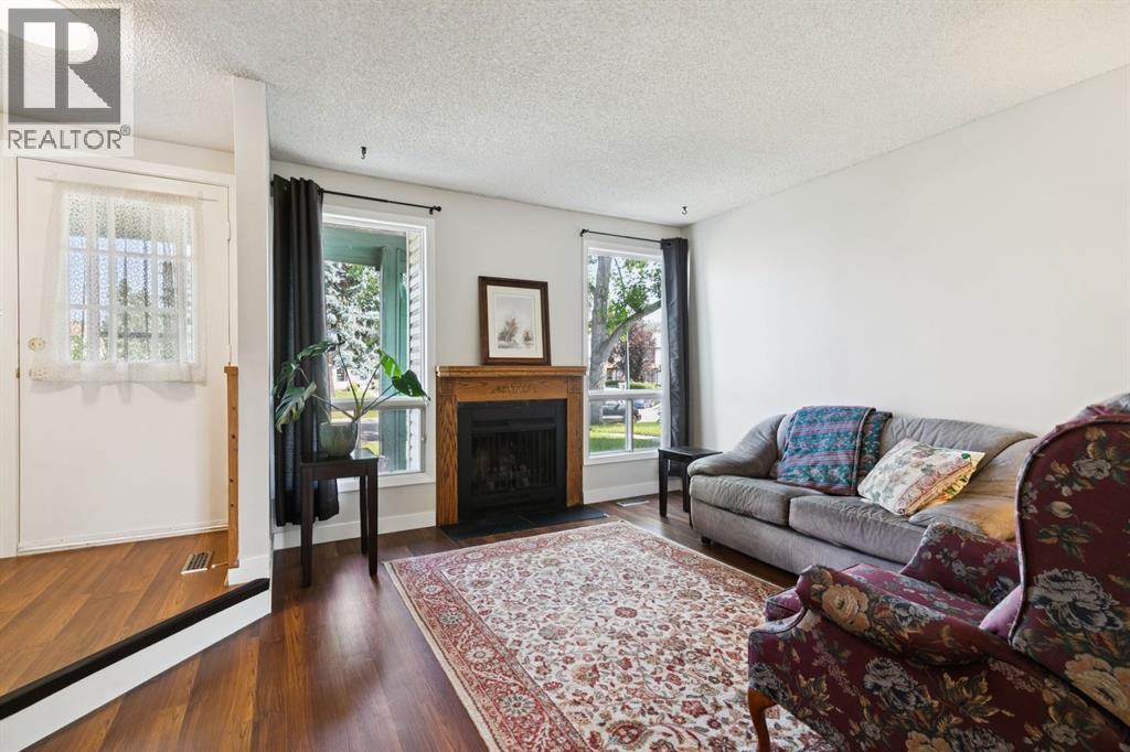 33 Woodhill Court SW, Calgary, Alberta  T2W 3P1 - Photo 7 - A2338153
