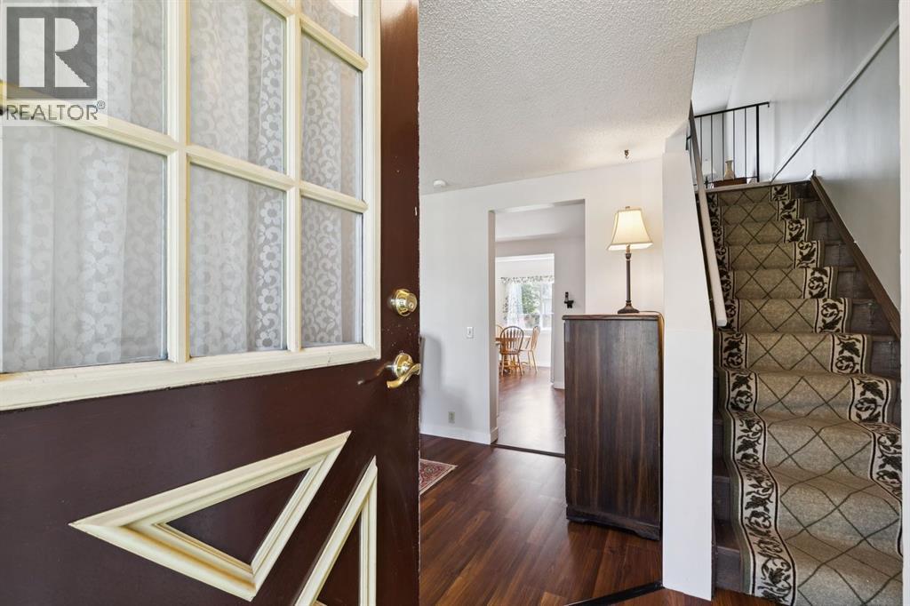 33 Woodhill Court SW, Calgary, Alberta  T2W 3P1 - Photo 3 - A2338153