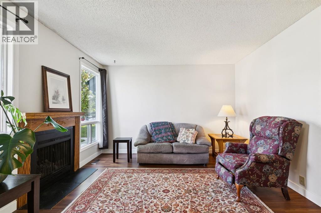 33 Woodhill Court SW, Calgary, Alberta  T2W 3P1 - Photo 5 - A2338153
